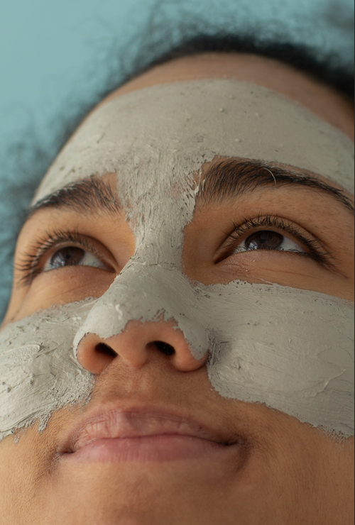 Pores dilatés : Les meilleurs moyens pour les éviter et minimiser