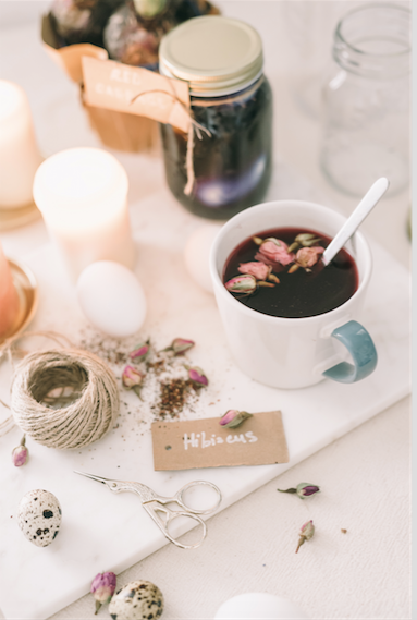 thé aux fleurs d'hibiscus ambiance soin de soi