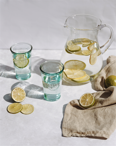 eau pour le bien-être avec des citrons et deux verres