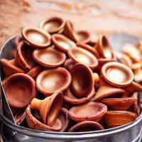 L’Aker Fassi : Le rouge à lèvres ancestral (et zéro déchet) que le monde redécouvre