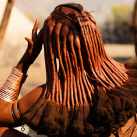 L’Ocre Rouge des Himba : Quand la survie devient l'ultime secret de beauté