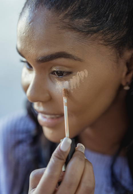 Anti-cernes sur peau noire : comment éviter l’effet cendré?