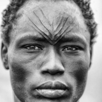 Les scarifications : quand la peau devient un langage dans les cultures africaines