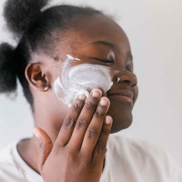 Hyperpigmentation sur peau noire : causes, solutions et erreurs à éviter
