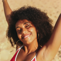 Routine corps avant vacances : exfoliation, SPF, hydratation, glow